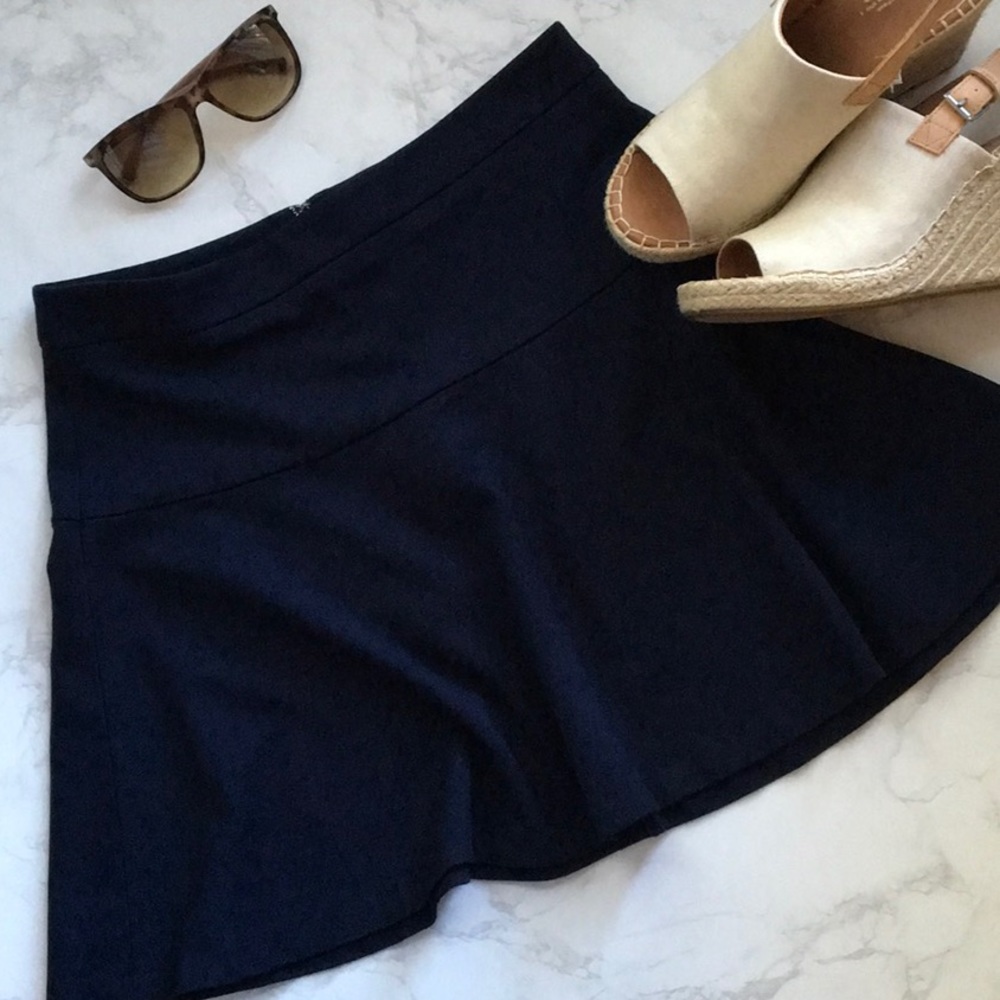 BANANA REPUBLIC NAVY MINI SKIRT!
